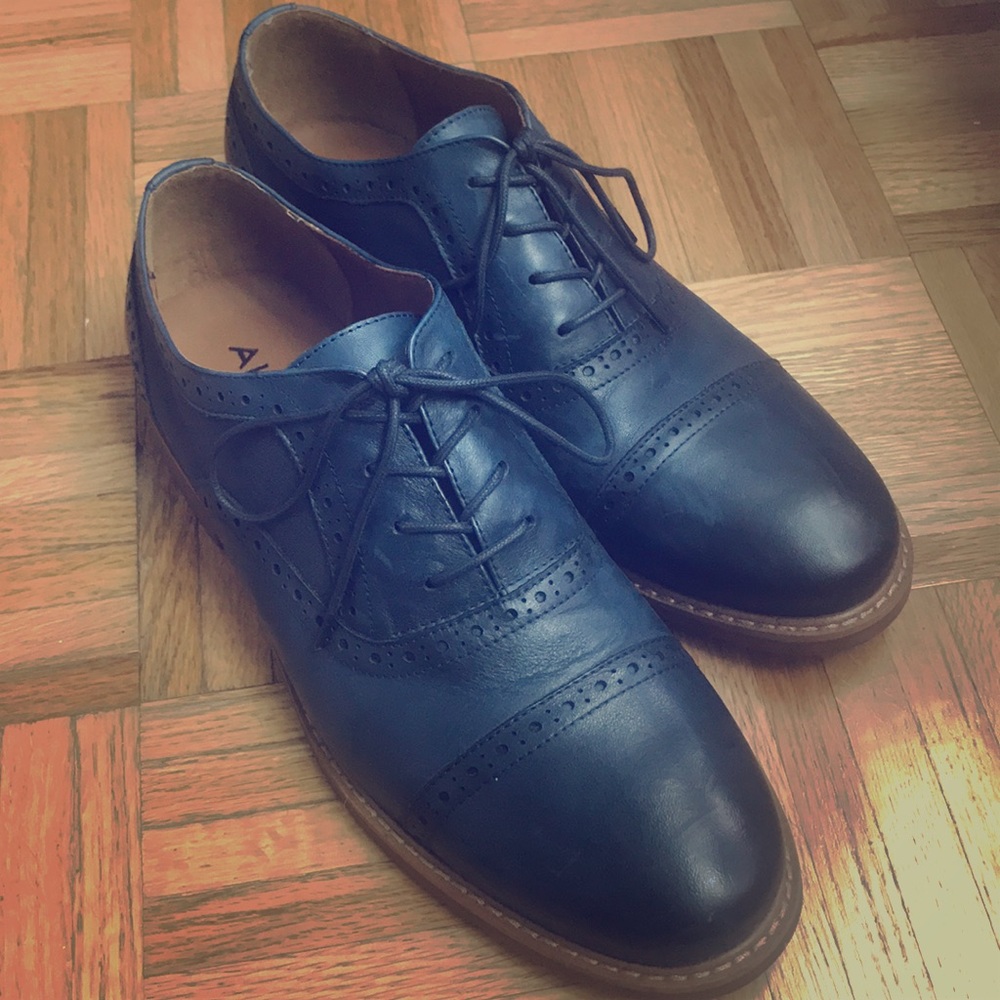 Men’s blue leather cap tip dress shoe